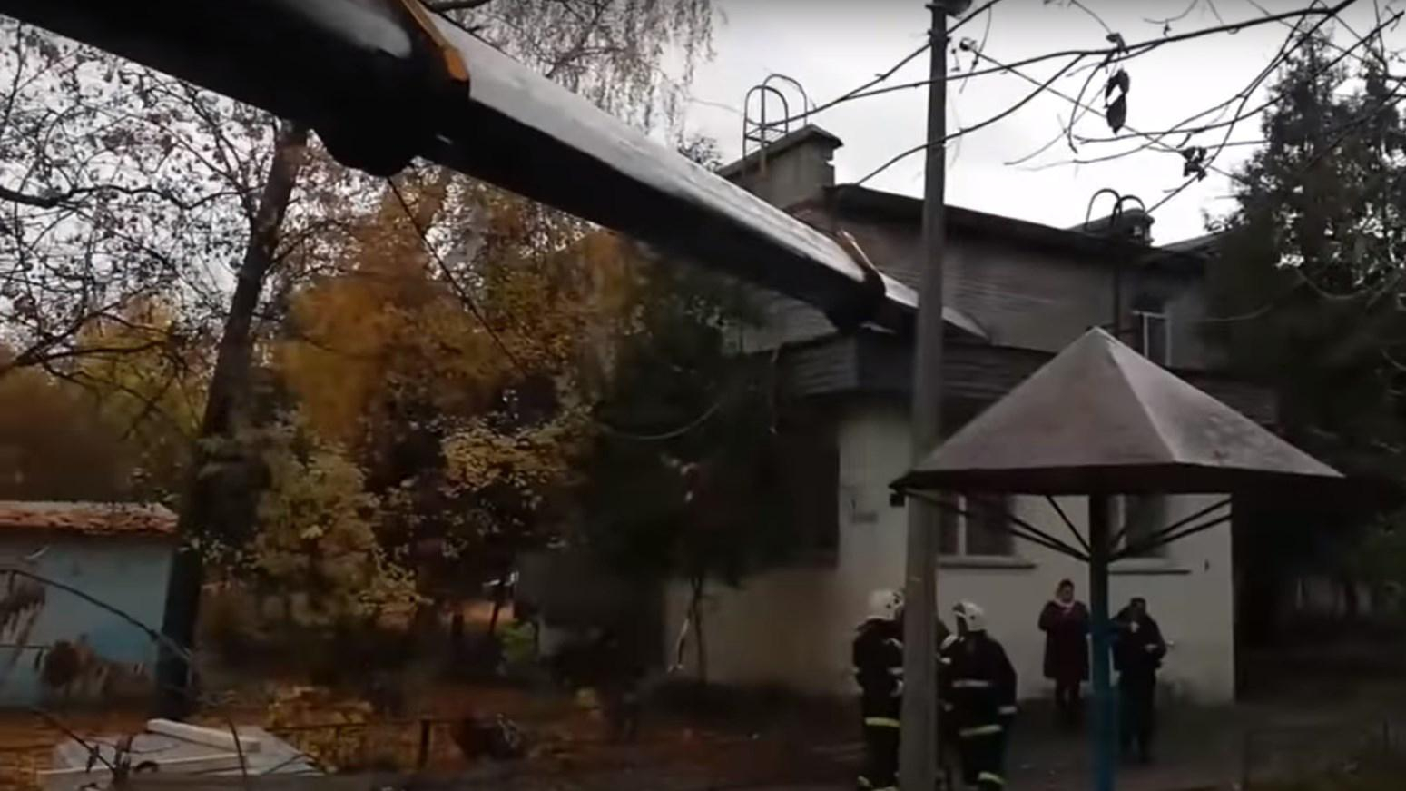 В России автокран упал на детский сад: видео