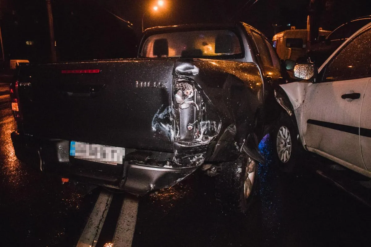 Зіштовхнулися 4 автомобілі та евакуатор Зіштовхнулися 4 автомобілі та евакуатор