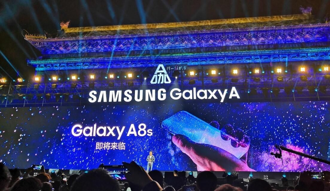 Samsung анонсировала безрамочный смартфон Galaxy A8s: фото