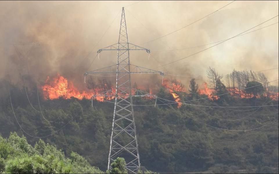 Полуостров в Греции покрыт дымом: в стране снова вспыхнули масштабные лесные пожары