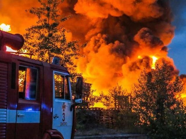 В Киеве горит киоск: жуткие видео с места происшествия