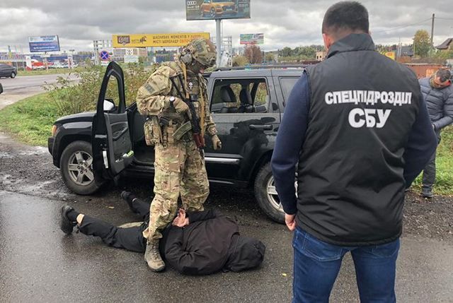 СБУ викрила банду торговців зброєю: серед затриманих – бійці-добровольці СБУ викрила банду торговців зброєю: серед затриманих – бійці-добровольці