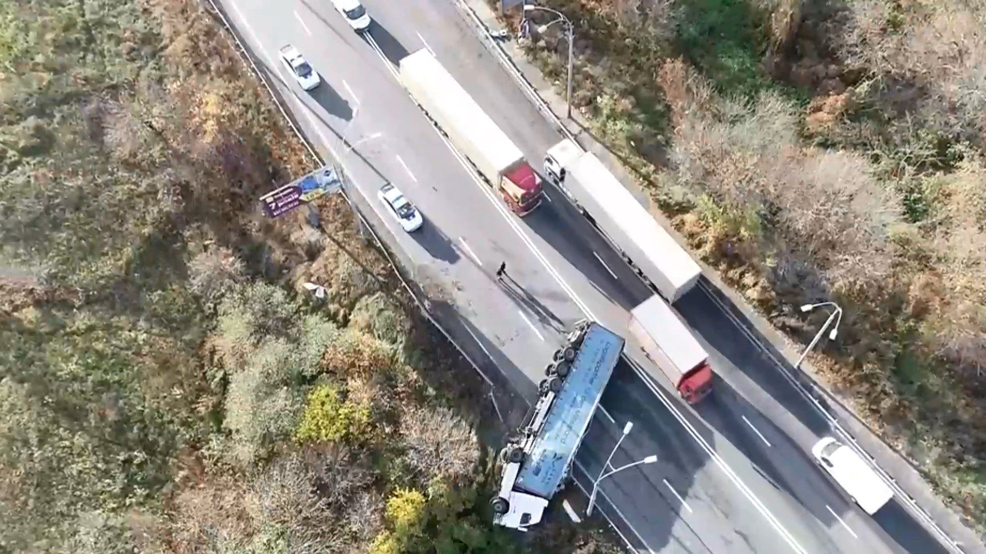 В Киеве почти сутки не могут убрать фуру, которая перекрыла дорогу