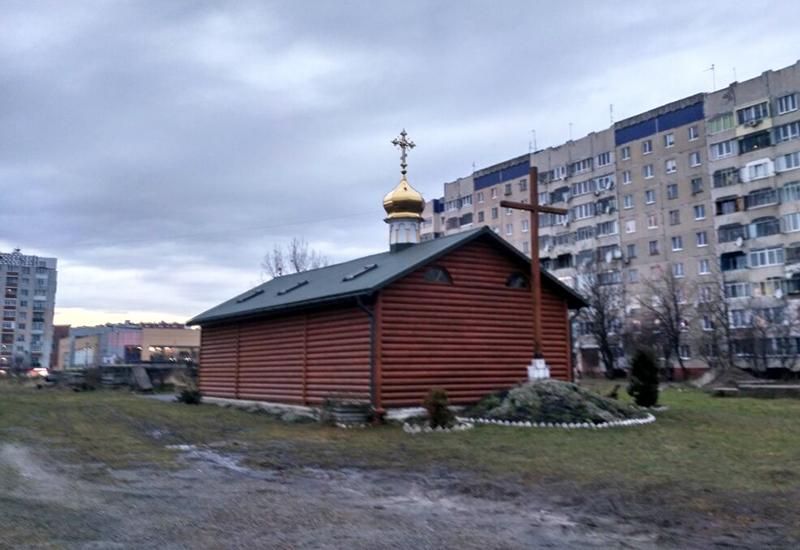 Храм УПЦ МП во Львове обклеили плакатами со Сталиным: фото