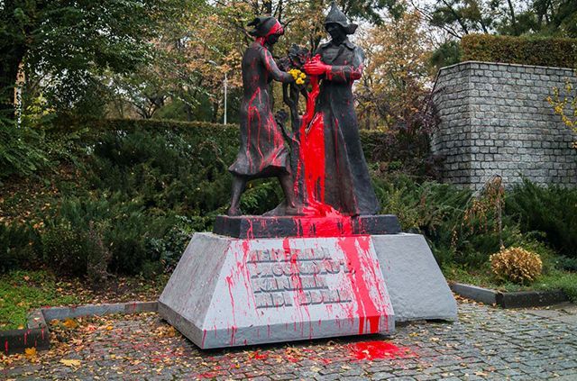 У Дніпрі облили "кров’ю" пам'ятник комсомольцям: фото та відео