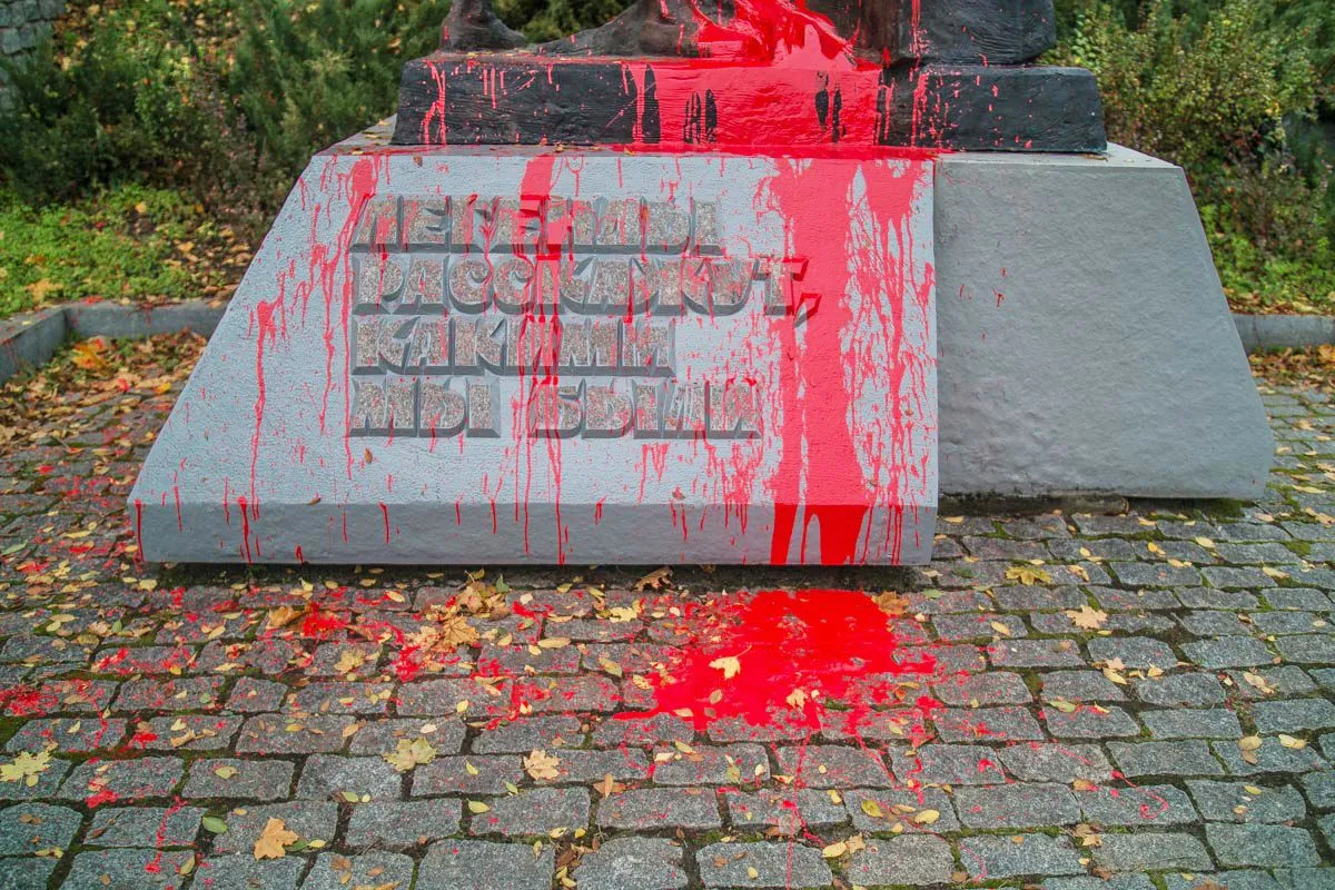 Дніпро пам'ятник СРСР комсомольці вандалізм Дніпро пам'ятник СРСР комсомольці вандалізм