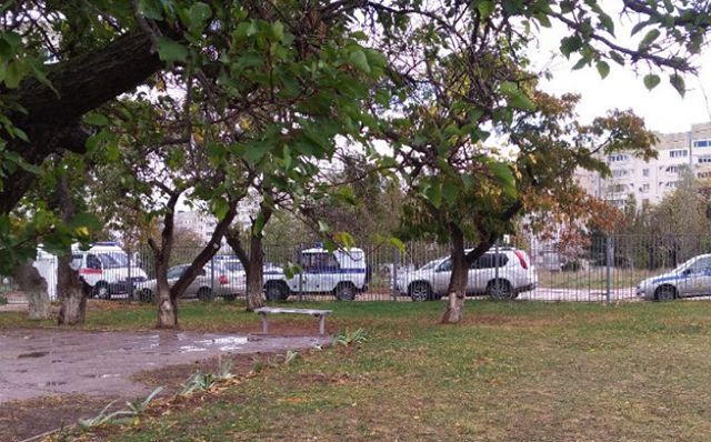 Из школы Севастополя экстренно эвакуировали всех детей из-за подозрительной находки Из школы Севастополя экстренно эвакуировали всех детей из-за подозрительной находки