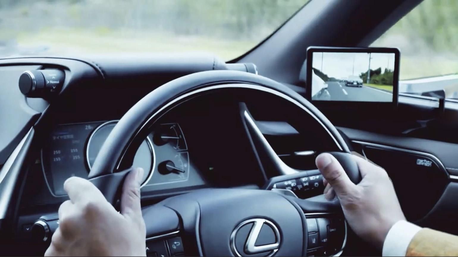 Компанія Lexus першою у світі запроваджує серійні камери замість бокових дзеркал