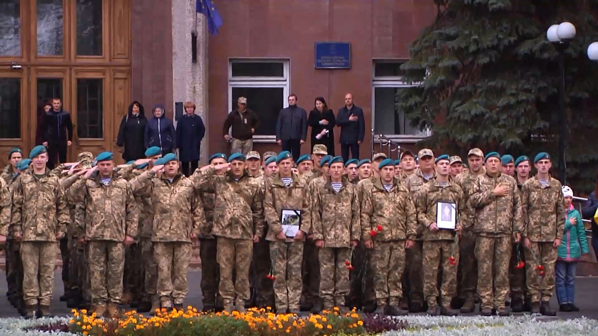 До Миколаєва з передової повернулися бійці з великими втратами: відео