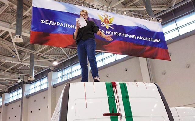 В России активистка порезала вены на выставке: фото 18+ В России активистка порезала вены на выставке: фото 18+