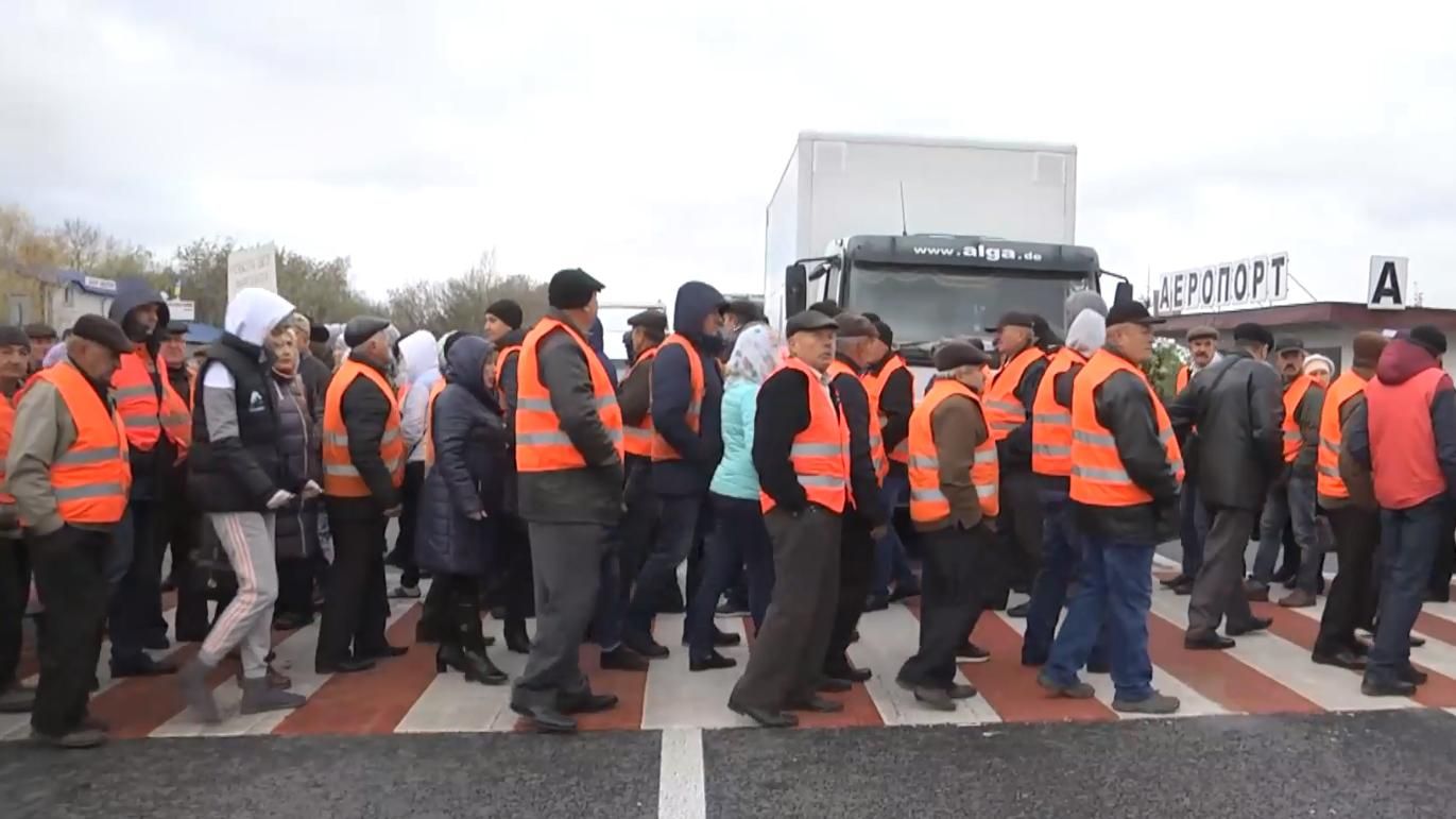 На Тернопільщині працівники райавтодору заблокували дорогу: відома причина На Тернопільщині працівники райавтодору заблокували дорогу: відома причина