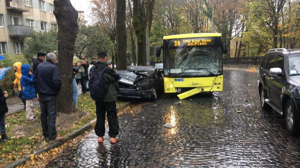 В заполненный автобус въехала легковушка на еврономерах во Львове: водитель скрылся с места ДТП
