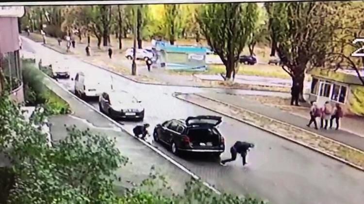 У Києві невідомі викрали з авто близько 800 тисяч гривень: відео