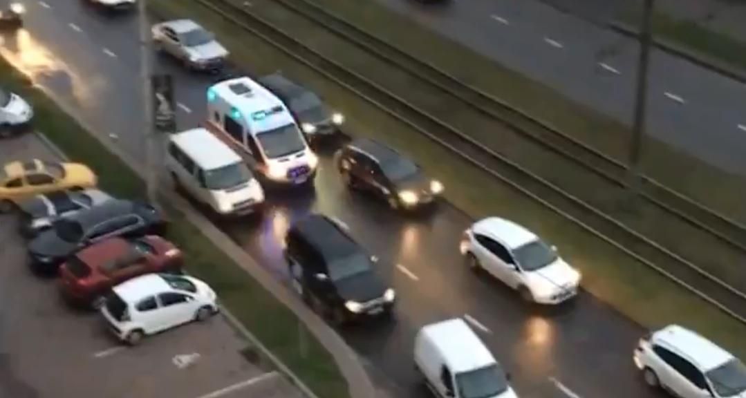 Во Львове водители быстро расступились в пробке для проезда "скорой": впечатляющее видео