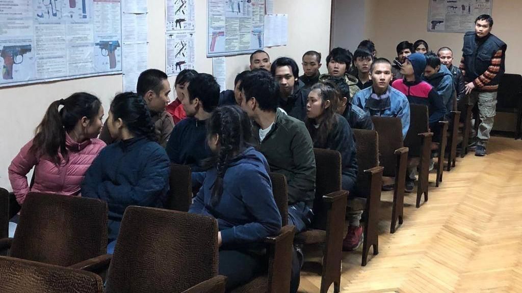 На Київщині чоловік тримав у рабстві 28 в'єтнамців На Київщині чоловік тримав у рабстві 28 в'єтнамців