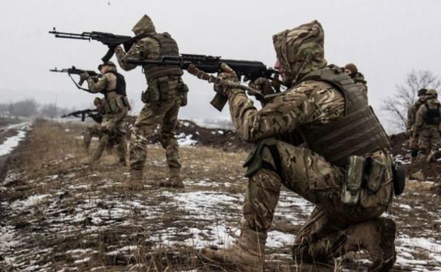 Пророссийские боевики продолжают обстрелы, ранен украинский защитник