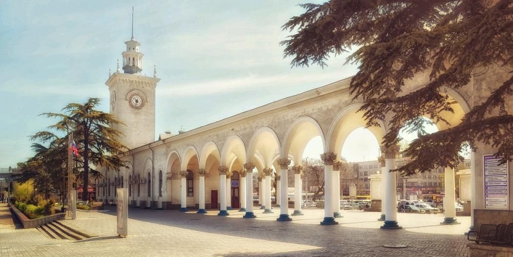 Мертве місто: у мережі показали порожнісінький вокзал окупованого Сімферополя