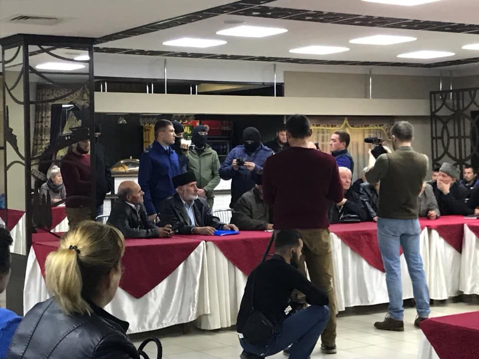 У Криму на засідання правозахисної організації увірвались силовики У Криму на засідання правозахисної організації увірвались силовики