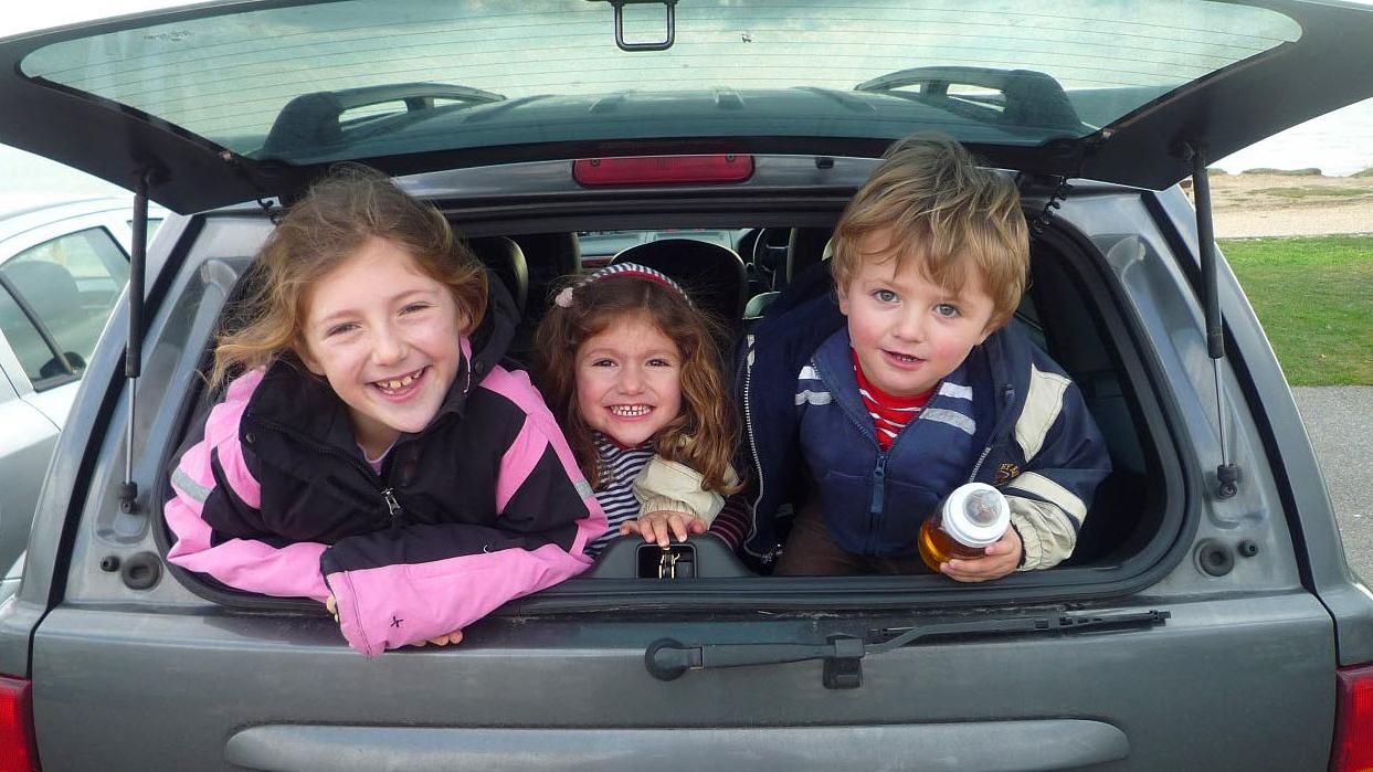 "Не уместились": пьяная женщина с детьми в багажнике разъезжала Львовом "Не уместились": пьяная женщина с детьми в багажнике разъезжала Львовом