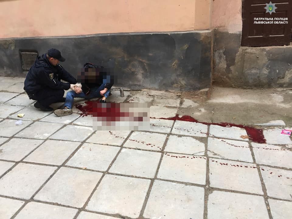 Во Львове посреди улицы мужчина порезал себе вены: фото 18+