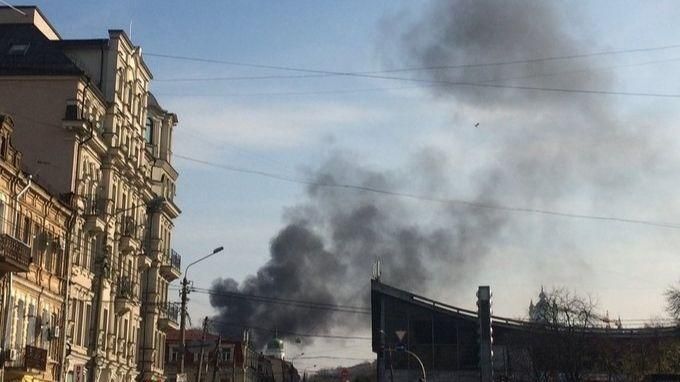 У посольства Нидерландов в Киеве вспыхнул пожар: фото и видео