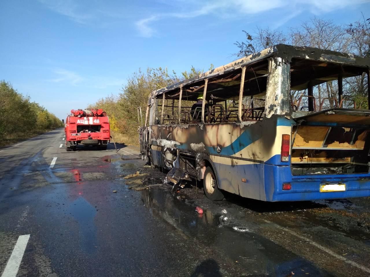 В Днепропетровской области во время движения загорелся автобус с людьми