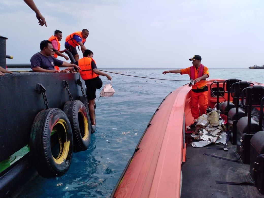 Аварія літака Boeing 737 в Індонезії: у морі знайшли уламки та особисті речі пасажирів
