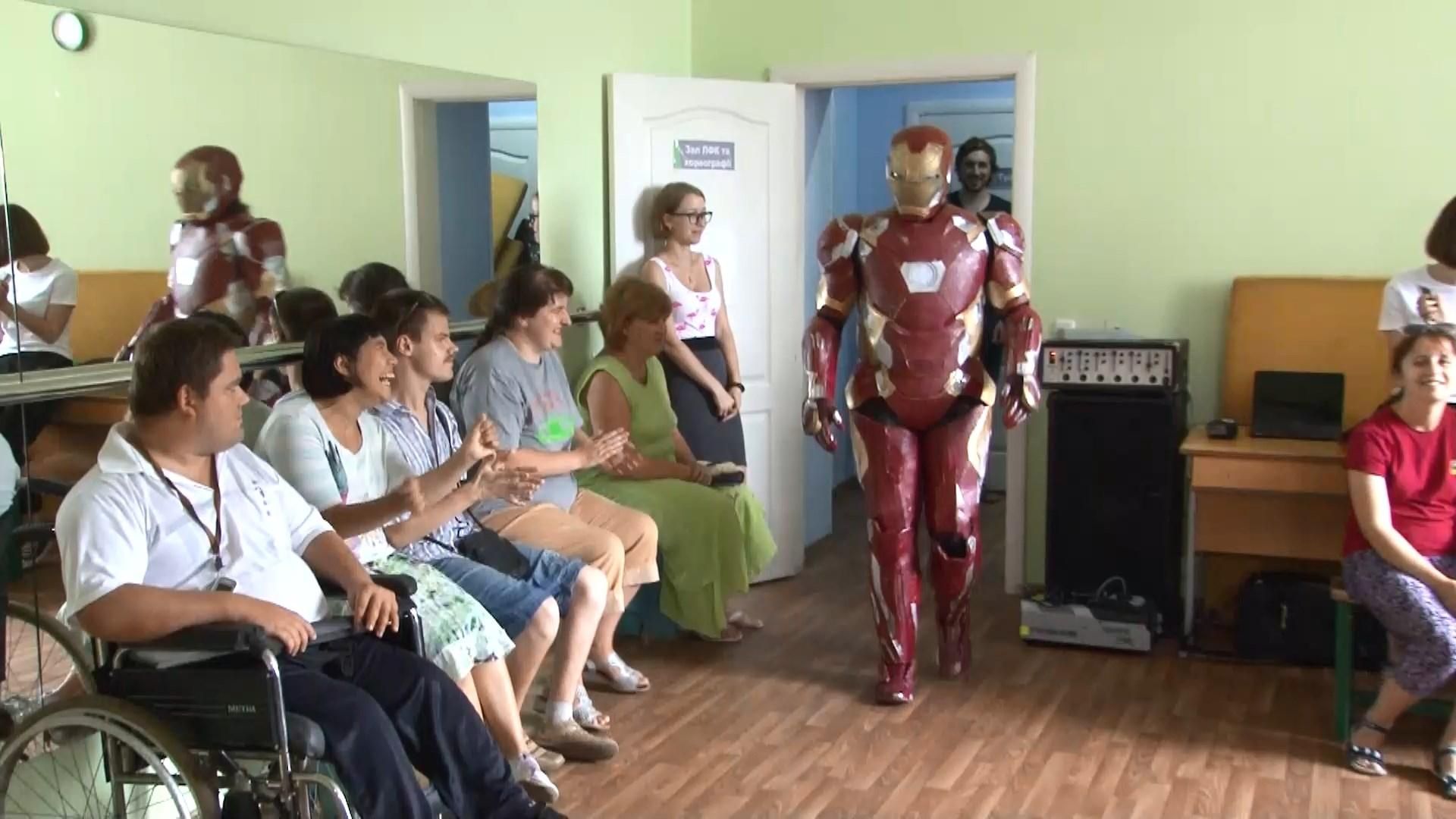 Дизайнер смастерил необычные костюмы супергероев, чтобы помогать людям с инвалидностью Дизайнер смастерил необычные костюмы супергероев, чтобы помогать людям с инвалидностью