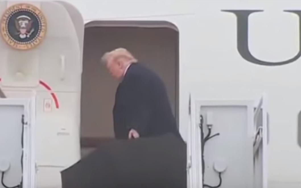 Трамп і парасолька: глава Білого дому втрапив у черговий конфуз Трамп і парасолька: глава Білого дому втрапив у черговий конфуз