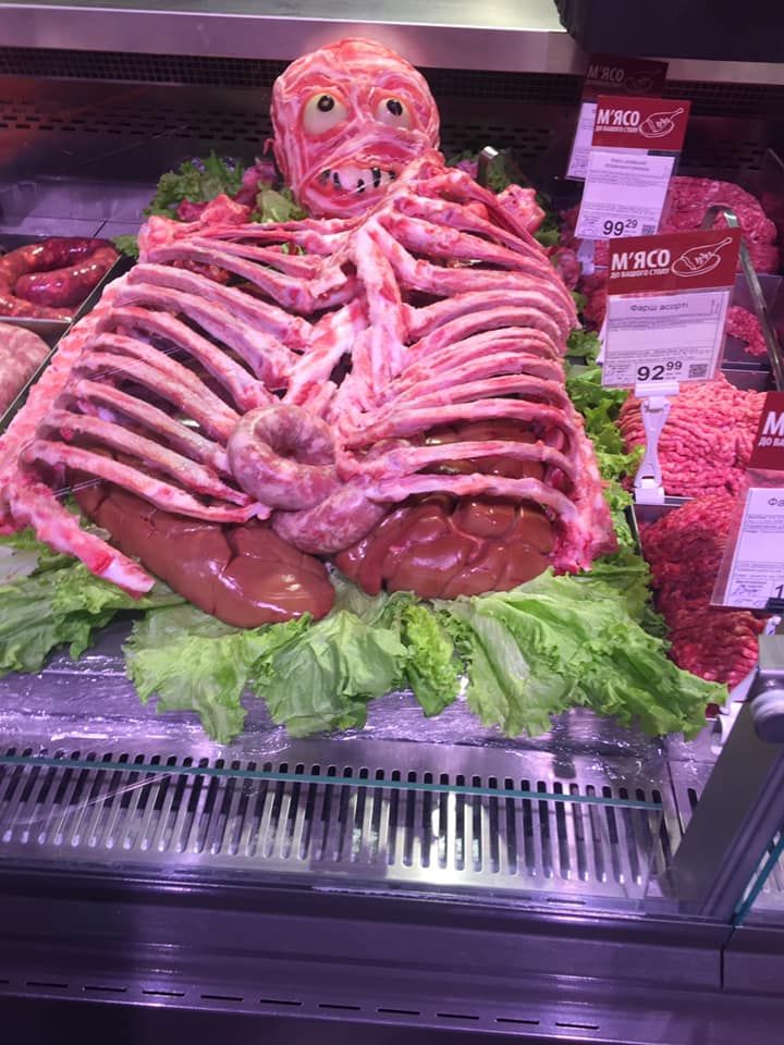 Креатив на межі: м'ясну вітрину у Фастові яскраво оформили до Хелловіну Креатив на межі: м'ясну вітрину у Фастові яскраво оформили до Хелловіну