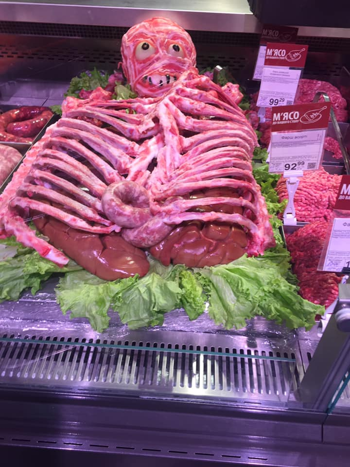 Креатив на грани: мясную витрину в Фастове ярко оформили к Хэллоуину