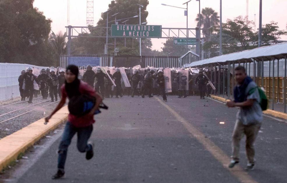"Второй караван мигрантов" штурмует границу Мексики, есть погибший: фото