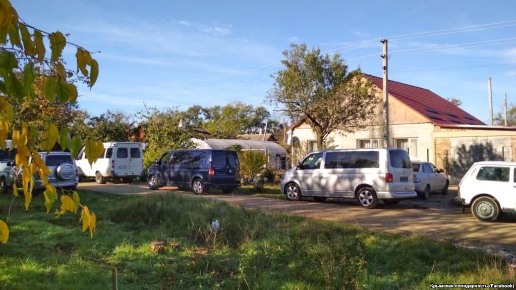 Искали оружие: оккупанты устроили обыск в доме крымских татар Искали оружие: оккупанты устроили обыск в доме крымских татар