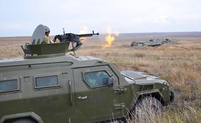 Украинские пограничники потренировались в обороне на побережье Азовского моря: фото