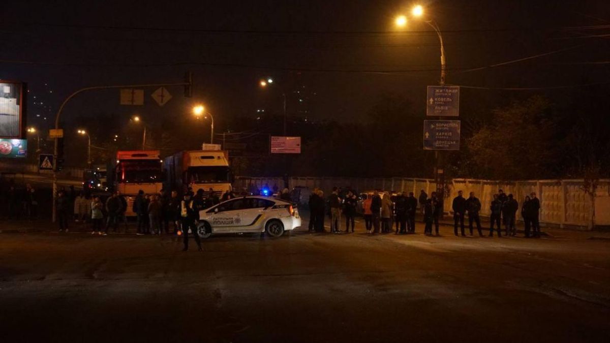 У Києві майже 2 тисячі людей залишились без світла: мешканці одного з будинків перекрили шосе У Києві майже 2 тисячі людей залишились без світла: мешканці одного з будинків перекрили шосе