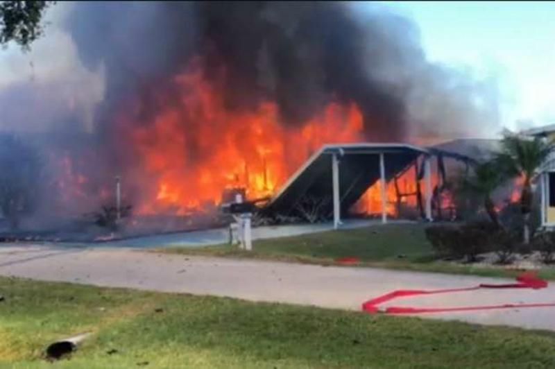 У США вертоліт впав на житлові будинки: є загиблі – відео з місця події У США вертоліт впав на житлові будинки: є загиблі – відео з місця події