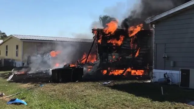 Вертоліт впав на житловий будинок, внаслідок чого виникла пожежа