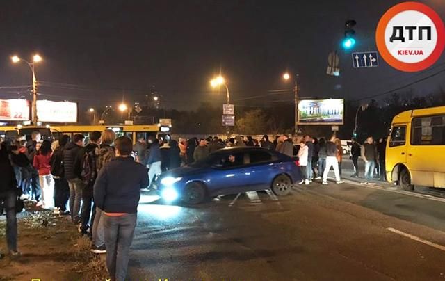 У Києві люди вдруге перекрили рух Харківським шосе: фото і відео У Києві люди вдруге перекрили рух Харківським шосе: фото і відео
