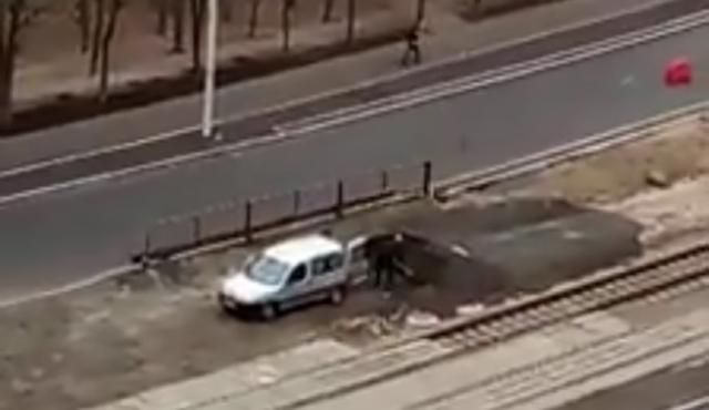 В Киеве мужчина посреди дня воровал асфальт: видео В Киеве мужчина посреди дня воровал асфальт: видео