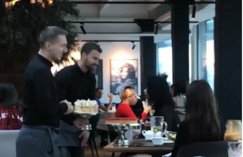 У київському ресторані офіціант жбурнув торт в обличчя відвідувачці: курйозне відео