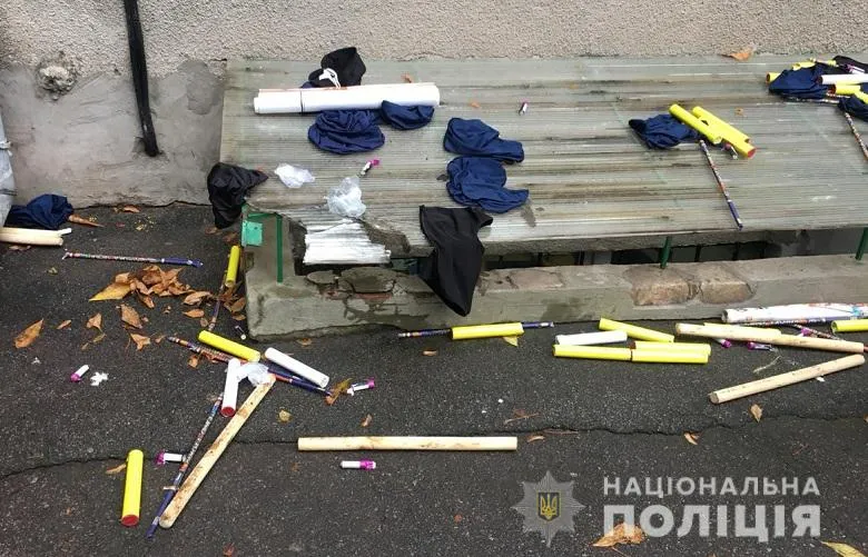 Київ активісти поліція затримання балаклави фаєри зброя
