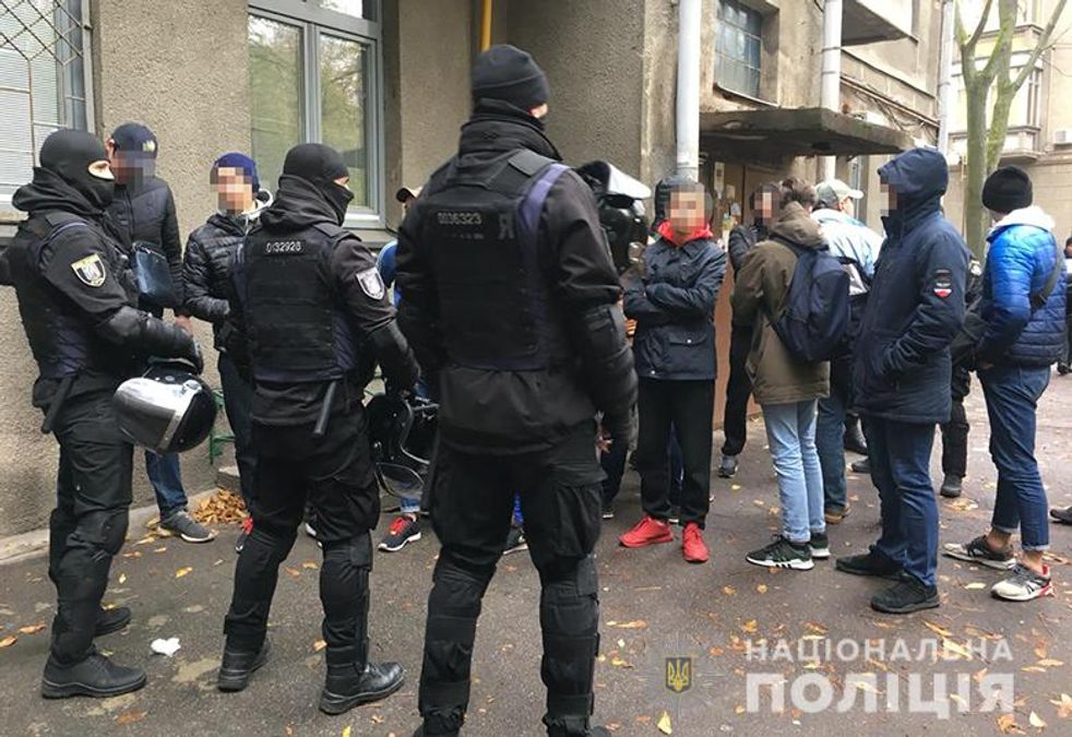 У Киева полиция задержала 20 человек в балаклавах и с газовыми баллончиками: фото У Киева полиция задержала 20 человек в балаклавах и с газовыми баллончиками: фото