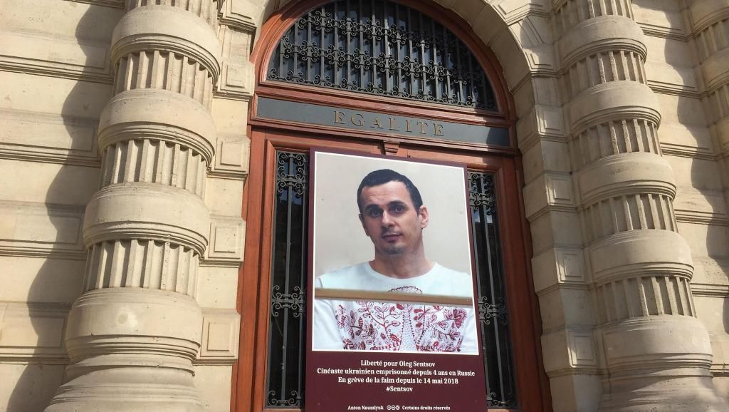 У Парижі вандали розгромили намет на підтримку Сенцова біля посольства РФ У Парижі вандали розгромили намет на підтримку Сенцова біля посольства РФ