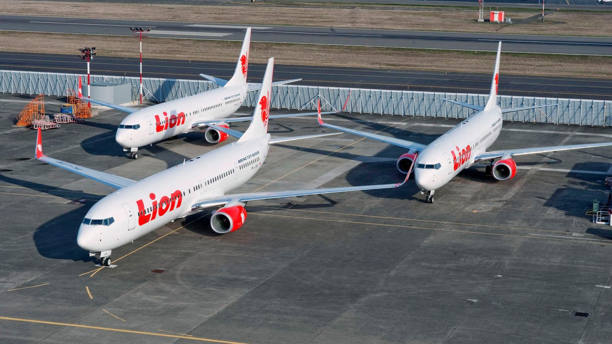 Катастрофа Boeing 737 в Індонезії: з'явилося відео з літаком і пасажирами перед вильотом Катастрофа Boeing 737 в Індонезії: з'явилося відео з літаком і пасажирами перед вильотом