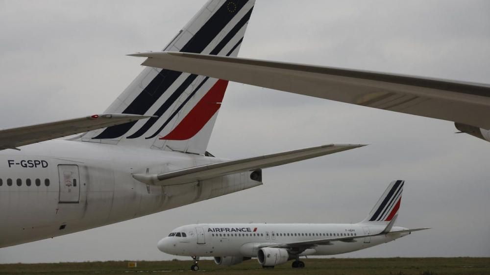 Пассажирские самолеты столкнулись в Париже Пассажирские самолеты столкнулись в Париже