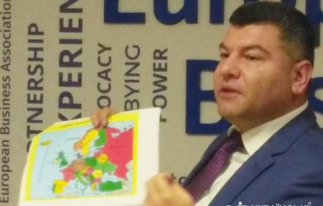 Голова "Укртрансбезпеки" потрапив у скандал, показавши карту з "російським" Кримом: фото