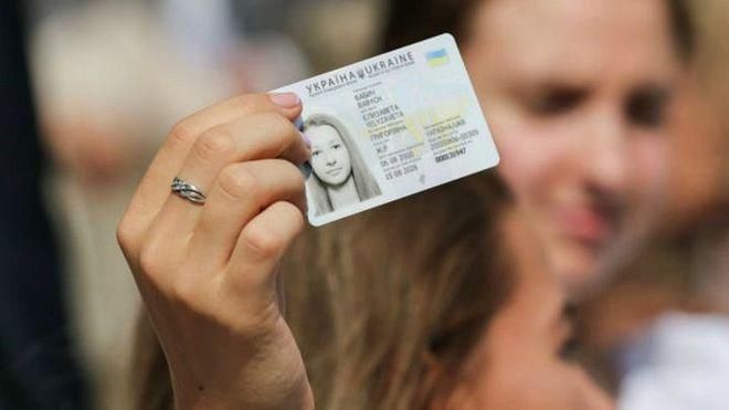 Оформлення ID-картки: чи варто змінювати папір на пластик