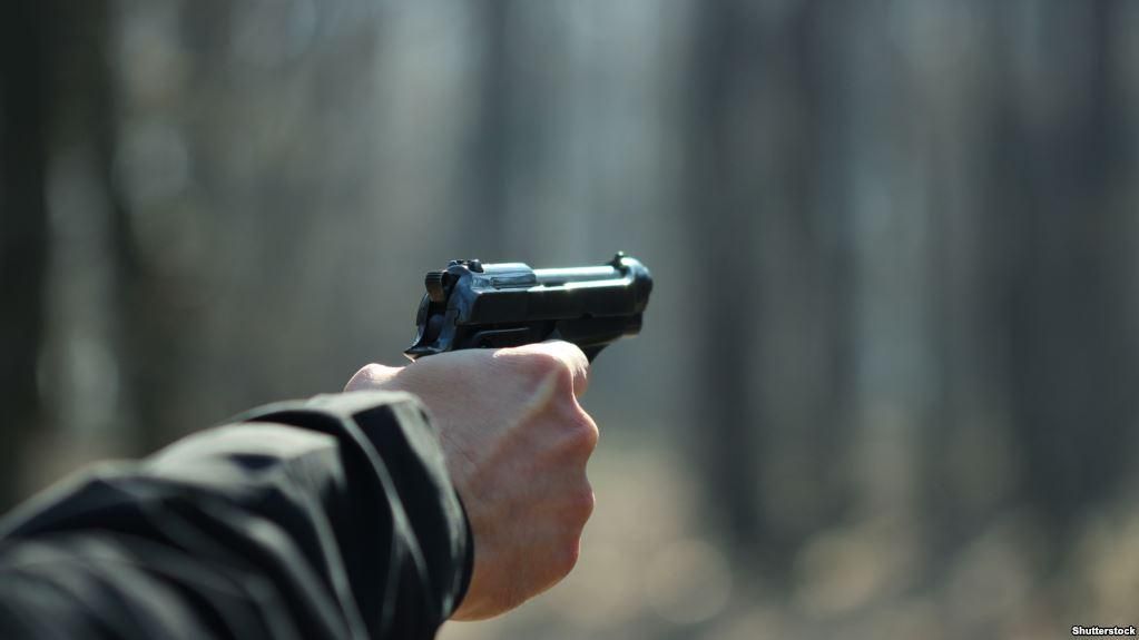 У Бердянську грабіжник влаштував стрілянину, поранені у важкому стані У Бердянську грабіжник влаштував стрілянину, поранені у важкому стані