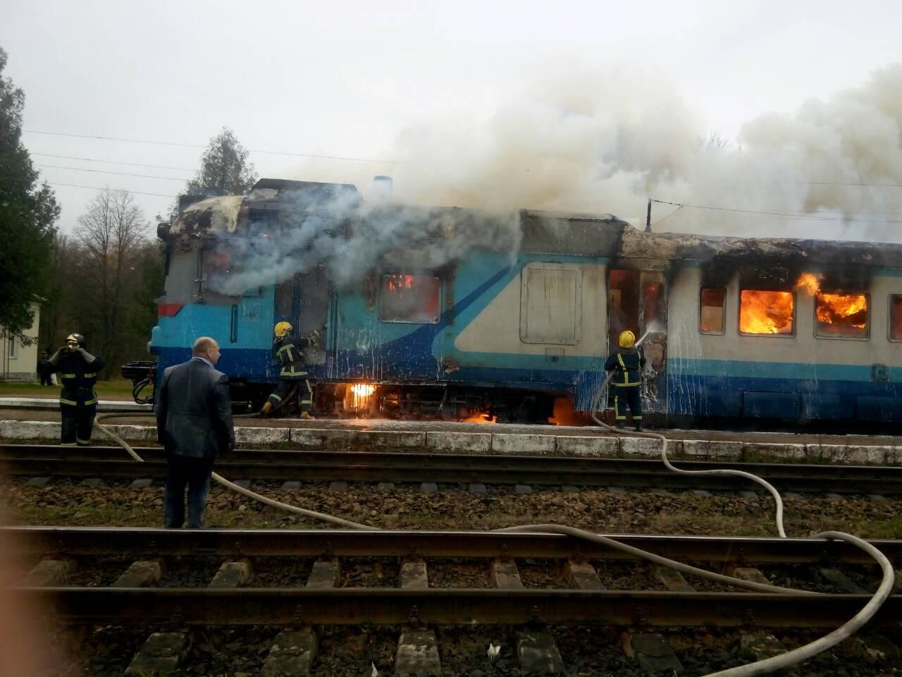 На Рівненщині загорівся поїзд із пасажирами: шокуючі фото та відео пожежі