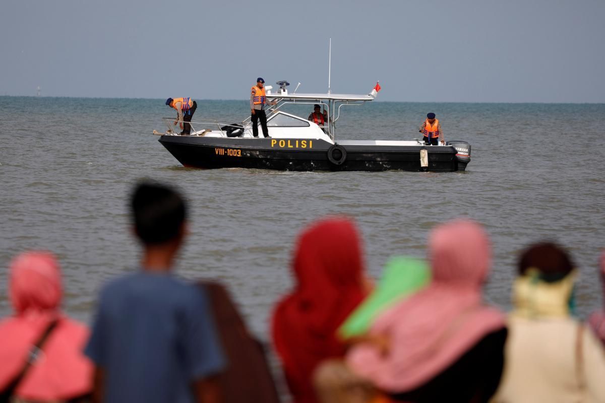 Авиакатастрофа в Индонезии: спасатели нашли крупные фрагменты самолета